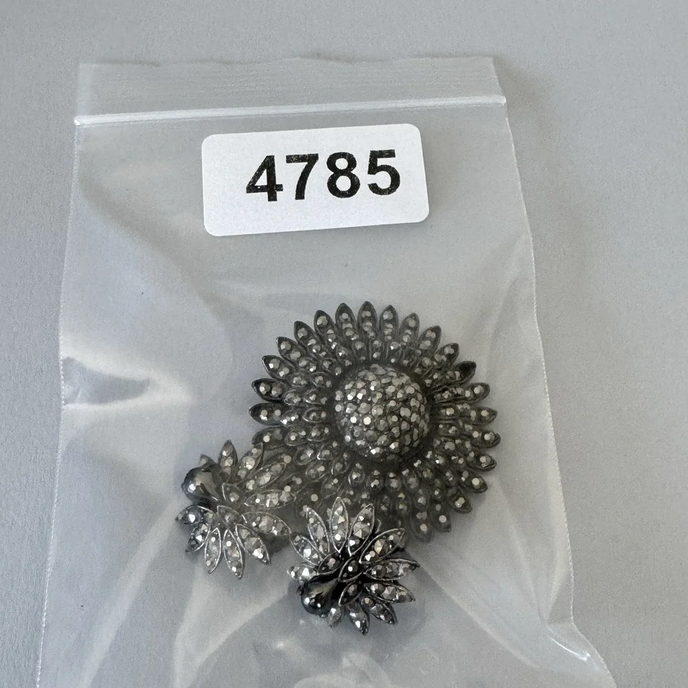 Vintage Weiss Brooch‎ Earrings Set Gray Dark Rhinestones Domed Floral Starburst